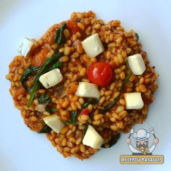 Perlinės kruopos su brie sūriu ir vyšniniais pomidorais