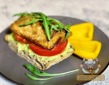 Skrebutis su trintu avokadu, pomidoru, marinuotu tofu ir gražgarstėmis