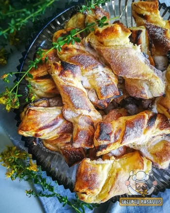 Sluoksniuotos tešlos sausainiai su kreminiu citrininiu pudingu