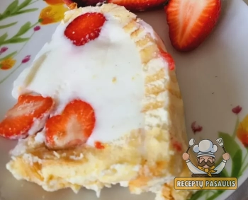 Kuršėnų vyniotinio tortas su braškėmis