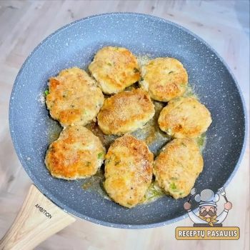 Vištienos kotletai su obuoliu, svogūnais ir morkomis, kepti keptuvėje