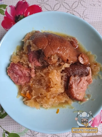 Troškinti rauginti kopūstai su rūkyta karka