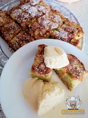 Purus ir drėgnas tarkuotų obuolių pyragas