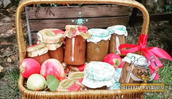 Obuolienė su citrusų žievelėmis ir prieskoniais