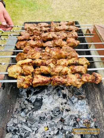 Kiaulienos sprandinės šašlykas marinuotas su arbatžolėmis ir svogūnais