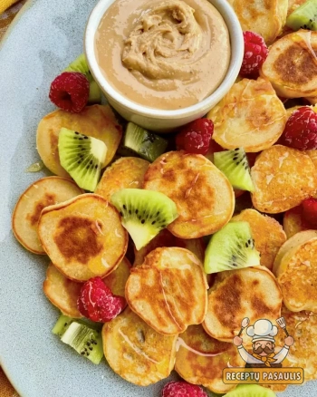 Veganiški pusryčių blyneliai su bananais ir maltų linų sėmenimis