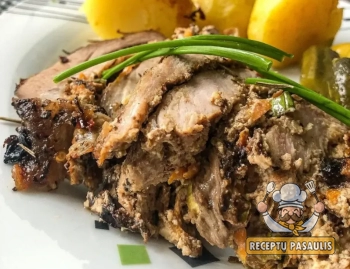 Kiaulienos nugarinės vyniotinis su rikota ir slyvomis