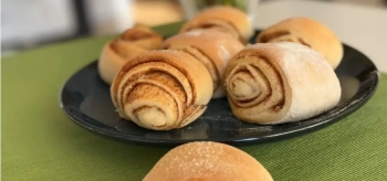 Šviežios mielinės bandelės su cinamonu ir uogiene