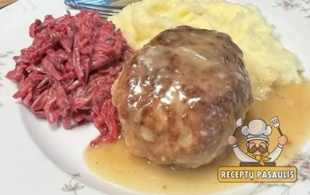 Kiaulienos kotletai su porais ir avižiniais dribsniais, troškinti su grietinėle