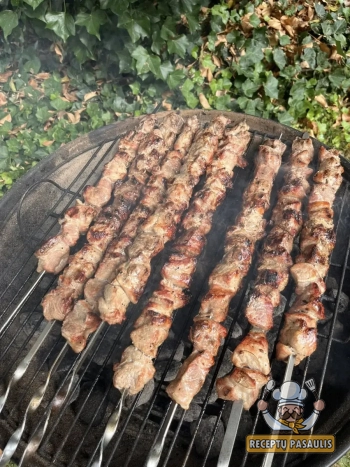 Kiaulienos sprandinės šašlykas, marinuotas su angliškomis garstyčiomis