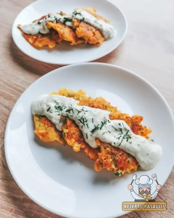 Daržovių blyneliai iš moliūgų ir brokolių su gaiviu agurkiniu padažu