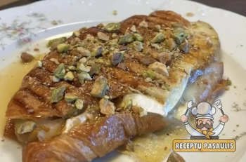 Įdarytas kruasanas su brie sūriu, kriauše, riešutais ir medumi