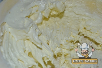 Sviestinis kremas su kondensuotu pienu