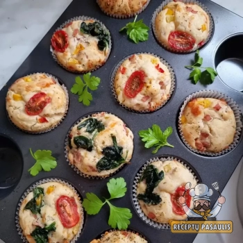 Nesaldūs keksiukai su kumpiu ir sūriu