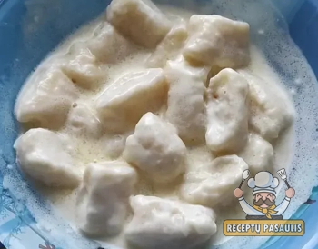 Miltiniai varškėtukai tinginėliai su sviestiniu grietinės padažu