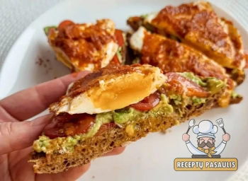 Sveikas avokado ir kiaušinių sumuštinis su Pesto Rosso padažu