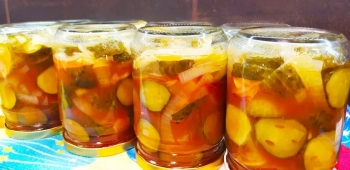 Agurkai su svogūnais pomidorų padaže - puikus konservavimo receptas žiemai