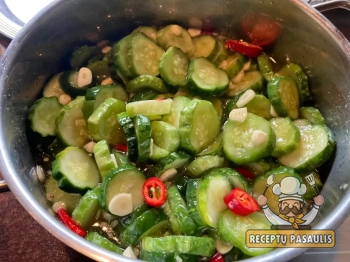 Aštriai marinuoti agurkai su actu, aliejumi ir aštrios paprikos milteliais