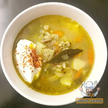 Agurkinė sriuba su perlinėmis kruopomis ir mėsa
