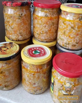 Agurkinė sriuba žiemai su morkomis, pomidorais ir perlinėmis kruopomis