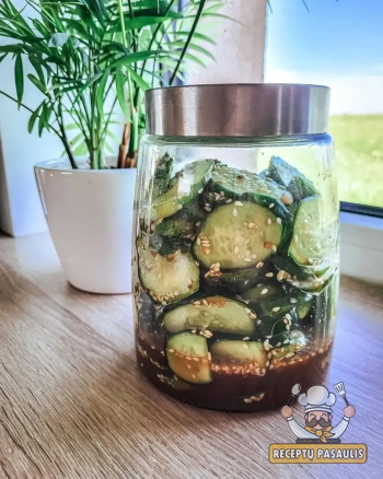 Greitas azijietiškas agurkų marinatas su česnaku ir sezamais