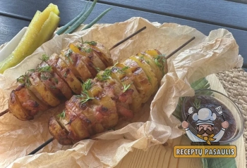 Bulvių "armonikėlė" - keptos bulvės su šonine kepimo popieriuje