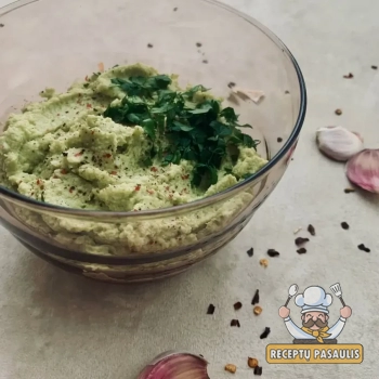 Avokado užtepėlė su saulėje džiovintais pomidorais ir alyvuogėmis