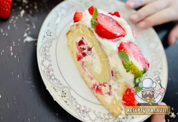 Kuršėnų vyniotinis su braškėmis ir kondensuotu pienu