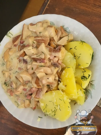 Baravykai kepti svieste su šonine ir svogūnais