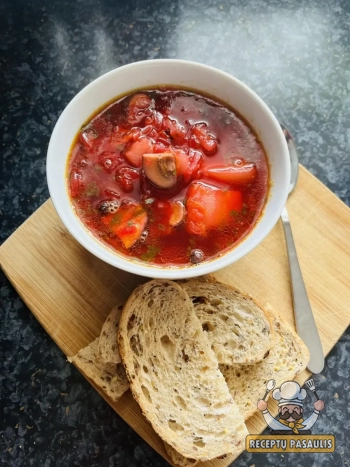 Kūčių barščiai - burokėlių sriuba su džiovintais grybais (baravykais)