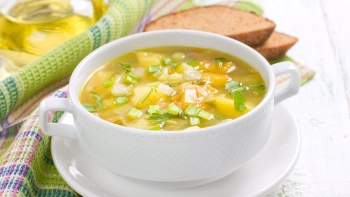 Šviežių kopūstų sriuba su bulvėmis ir morkomis
