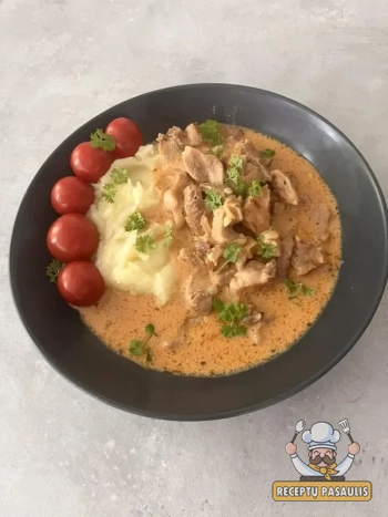 Jautienos befstrogenas su grybais (pievagrybiais), morkomis ir grietinėle