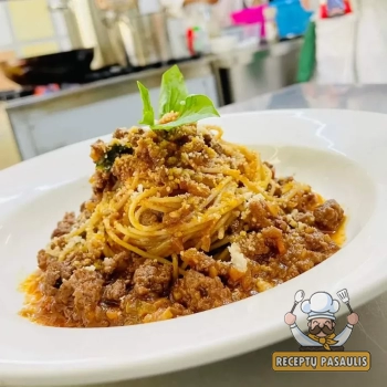 Spaghetti bolognese - spagečiai su bolonijos padažu iš faršo ir sūriu