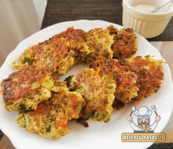 Brokolių blynai su fermentiniu sūriu ir kiaušiniais