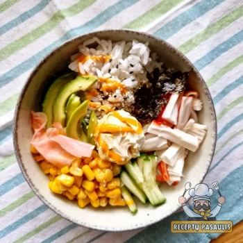 Budos dubenėlis su krabų lazdelėmis ir ryžiais