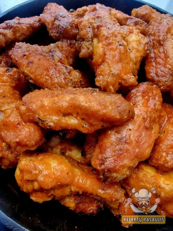 Traškūs vištienos sparneliai orkaitėje su Buffalo padažu