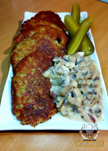 Bulviniai blynai su grybų ir spirgučių padažu