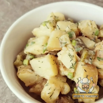 Bulvių, kiaušinių ir raugintų agurkų mišrainė