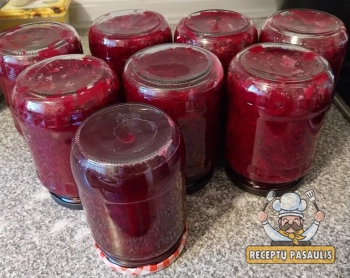 Burokėlių mišrainė žiemai su pomidorais ir svogūnais