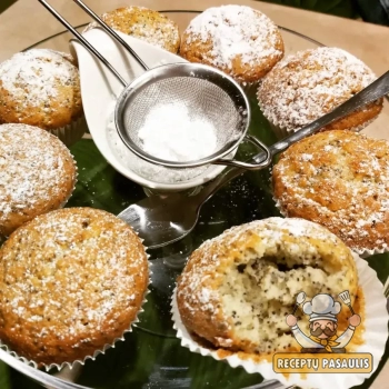 Aguoniniai keksiukai, ruošti su sviestu, grietine ir kepimo milteliais