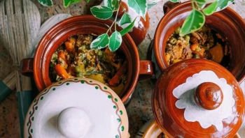 Kiaulienos sprandinės čenakai su bulvėmis, džiovintais baravykais ir daržovėmis