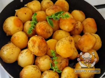 Keptuvėje keptos mažos bulvės su česnakais ir žolelėmis svieste