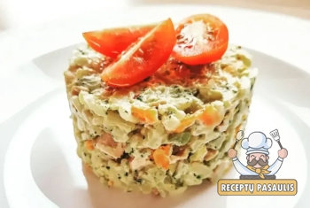 Makaronų mišrainė su rūkyta vištiena ir šviežiomis daržovėmis