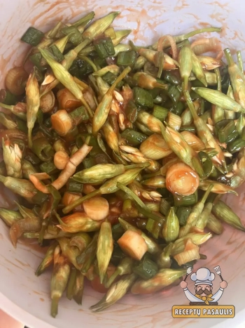 Salotos: meškinis česnakas su laiškiniu svogūnu ir pomidorų padažu