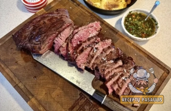 Bavette jautienos kepsnys ant grilio su chimichurri padažu