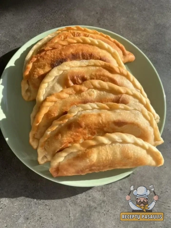 Skanūs naminiai sultingi čeburekai su plikytu karštu vandeniu
