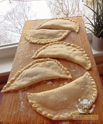 Geriausia čeburekų tešla: tradicinis receptas su sultingu mėsos įdaru