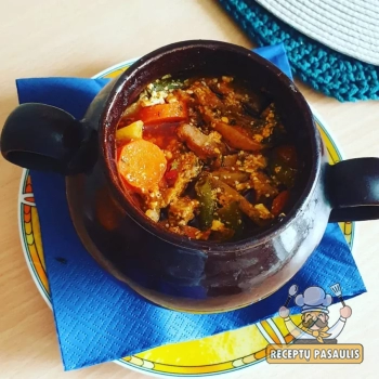 Čenakai su vištiena, bulvėmis, morkomis, paprikomis ir pomidorų padažu