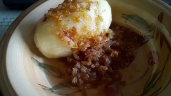 Šviežių bulvių cepelinai su mėsa ir šoninės padažu