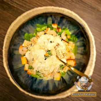 Cezario salotos su krevetėmis, skrebučiais ir parmezano sūriu